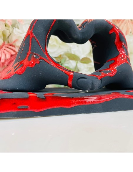 Scultura Cuore Astratto in Ceramica Nera con Dettagli Rossi