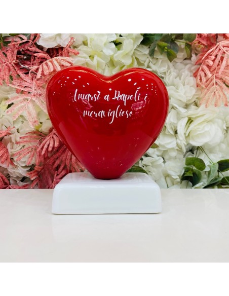 Scultura cuore grande rosso "Amarsi a Napoli è meraviglioso"