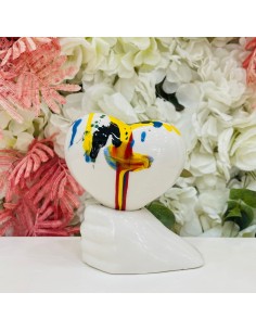 Scultura mano con cuore imbrattato