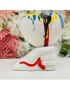 Scultura mano con cuore imbrattato 2