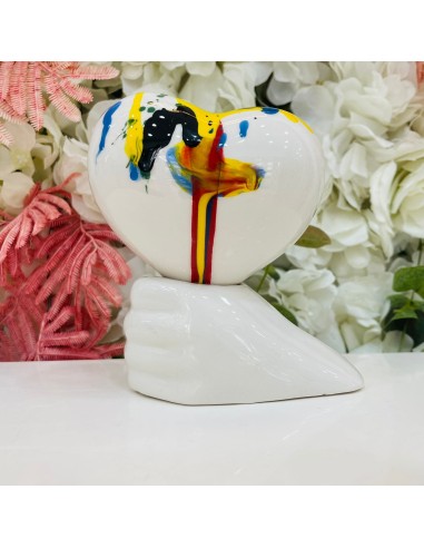 Scultura mano con cuore imbrattato