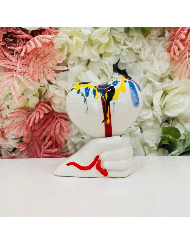 Scultura mano con cuore imbrattato