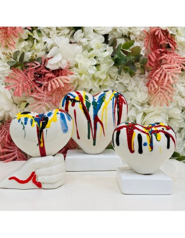 Scultura mano con cuore imbrattato