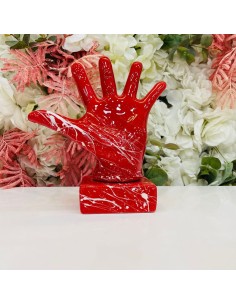 Scultura mano aperta rossa con schizzi