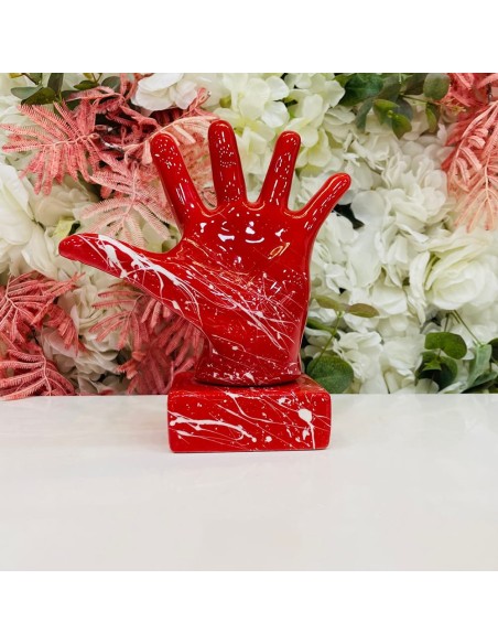 Scultura mano aperta rossa con schizzi