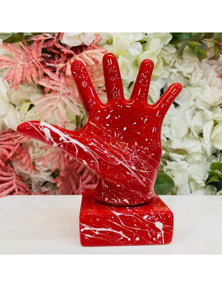 Scultura mano aperta rossa con schizzi