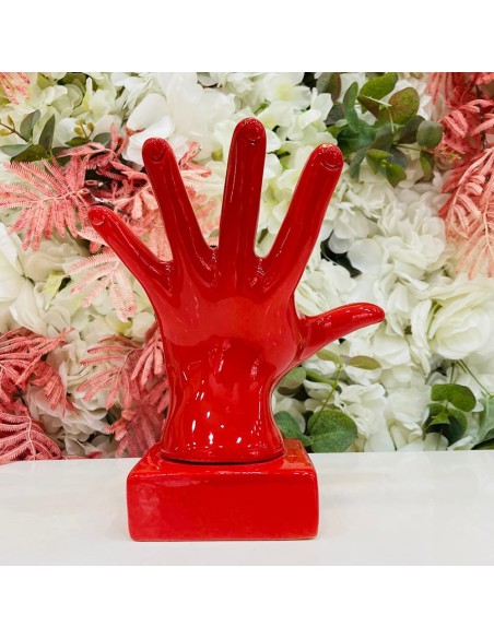 Scultura mano aperta rossa con schizzi