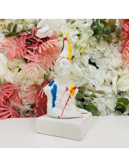 Statua Pulcinella bianco imbrattato