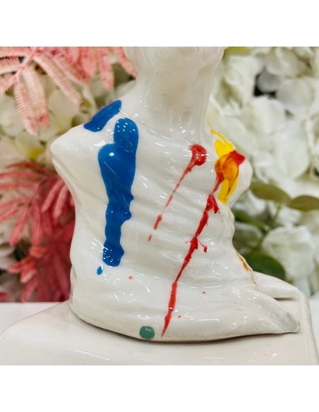 Statua Pulcinella bianco imbrattato
