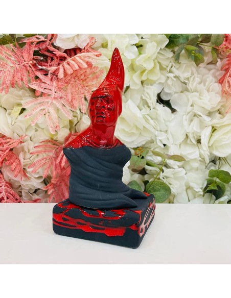 Statua Pulcinella rosso e nero