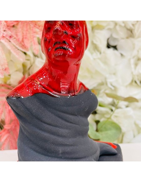 Statua Pulcinella rosso e nero