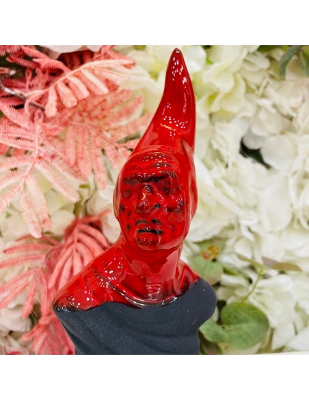 Statua Pulcinella rosso e nero