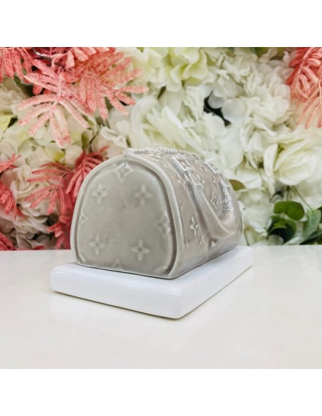 Scultura borsetta grigia con decoro fiore