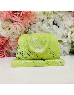 Scultura borsetta verde con schizzi