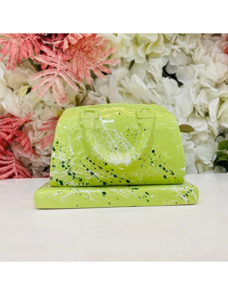 Scultura borsetta verde con schizzi