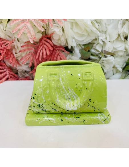 Scultura borsetta verde con schizzi
