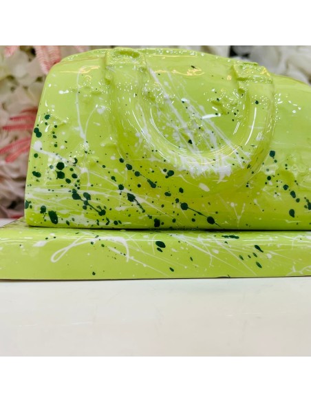 Scultura borsetta verde con schizzi