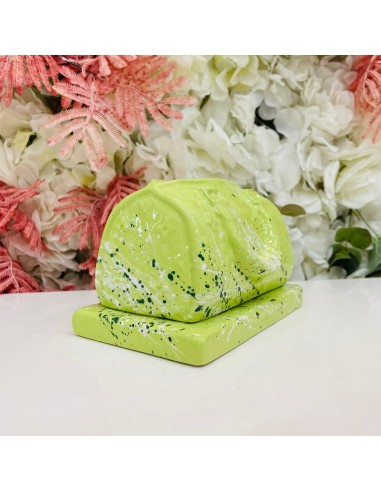 Scultura borsetta verde con schizzi