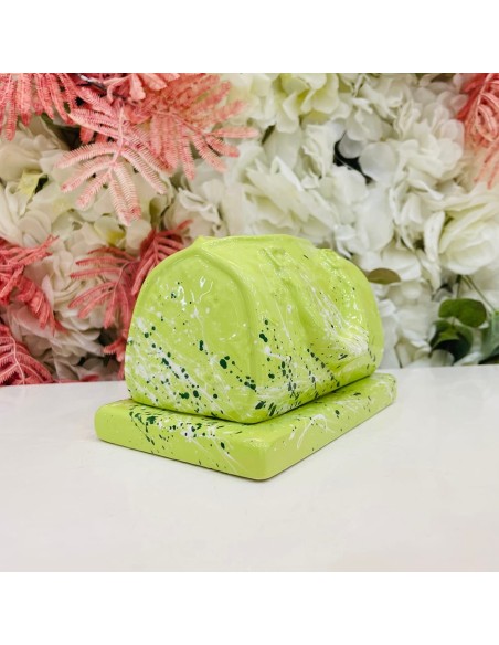 Scultura borsetta verde con schizzi