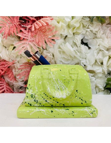Scultura borsetta verde con schizzi