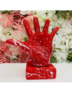 Scultura mano aperta rossa con schizzi 2