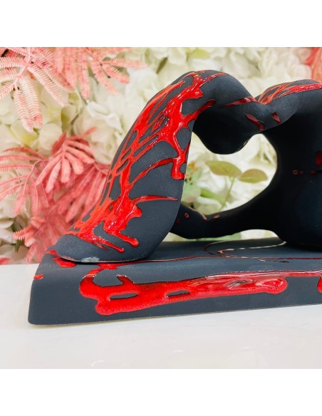 Scultura Cuore Astratto in Ceramica Nera con Dettagli Rossi Amagè