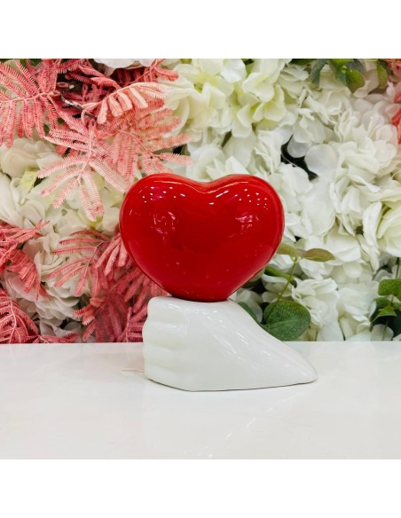 Scultura mano con cuore rosso in porcellana