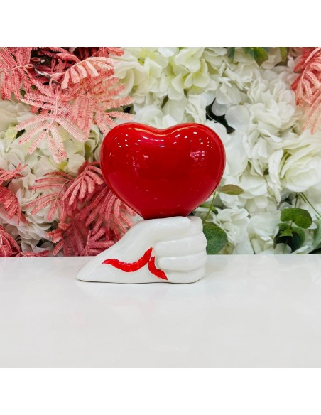 Scultura mano con cuore rosso in porcellana