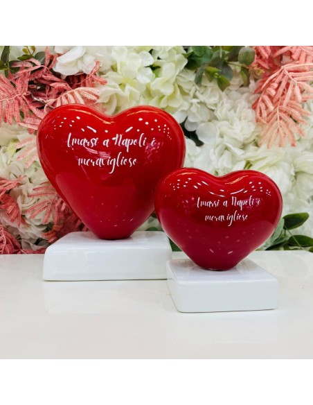 Scultura cuore piccolo rosso "Amarsi a Napoli è meraviglioso" Amagè