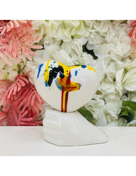 Scultura mano con cuore imbrattato Amagè