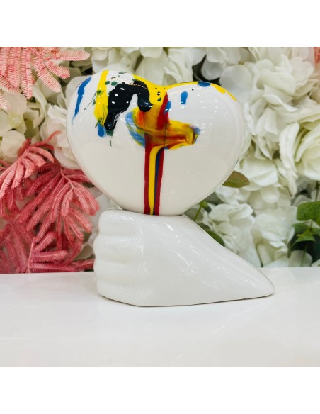 Scultura mano con cuore imbrattato Amagè