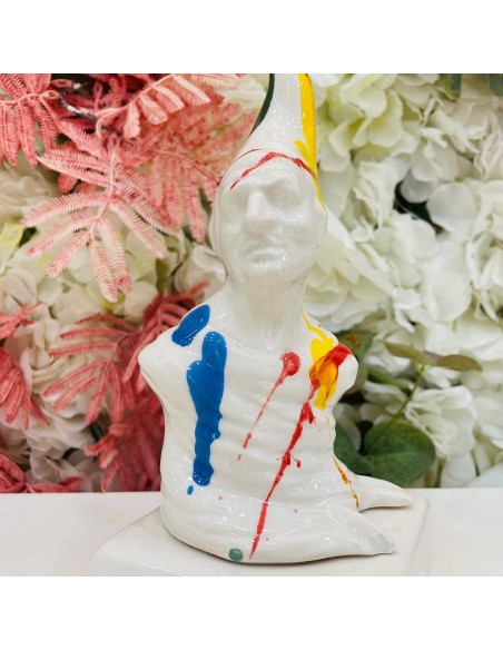 Statua Pulcinella bianco imbrattato Amagè