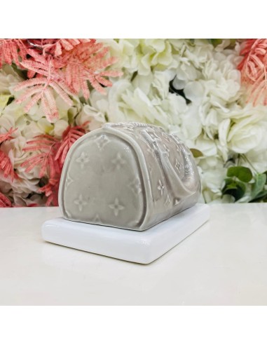 Scultura borsetta grigia con decoro fiore Amagè